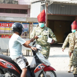 Cegah Dampak Polusi Udara, Kodim 1420 Bagikan 500 Masker kepada Masyarakat