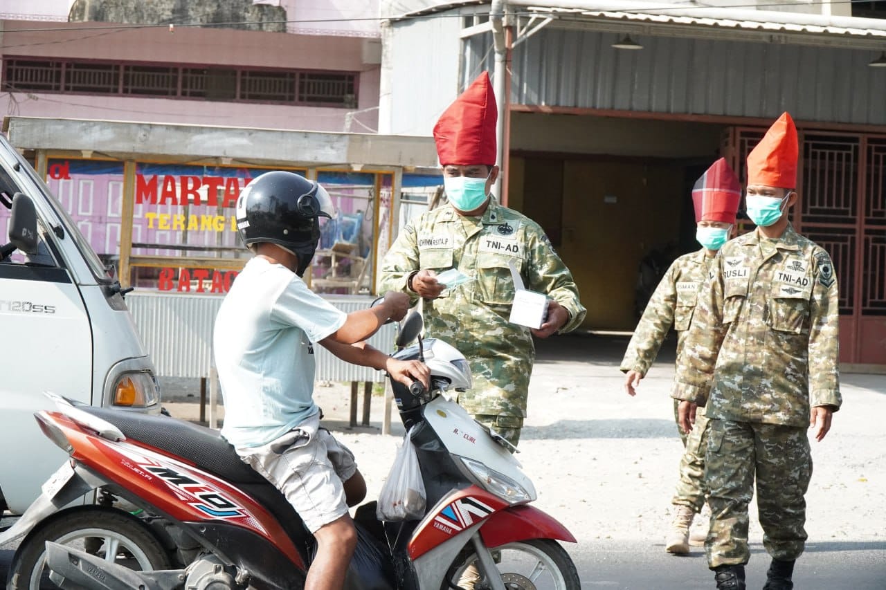 Cegah Dampak Polusi Udara, Kodim 1420 Bagikan 500 Masker kepada Masyarakat