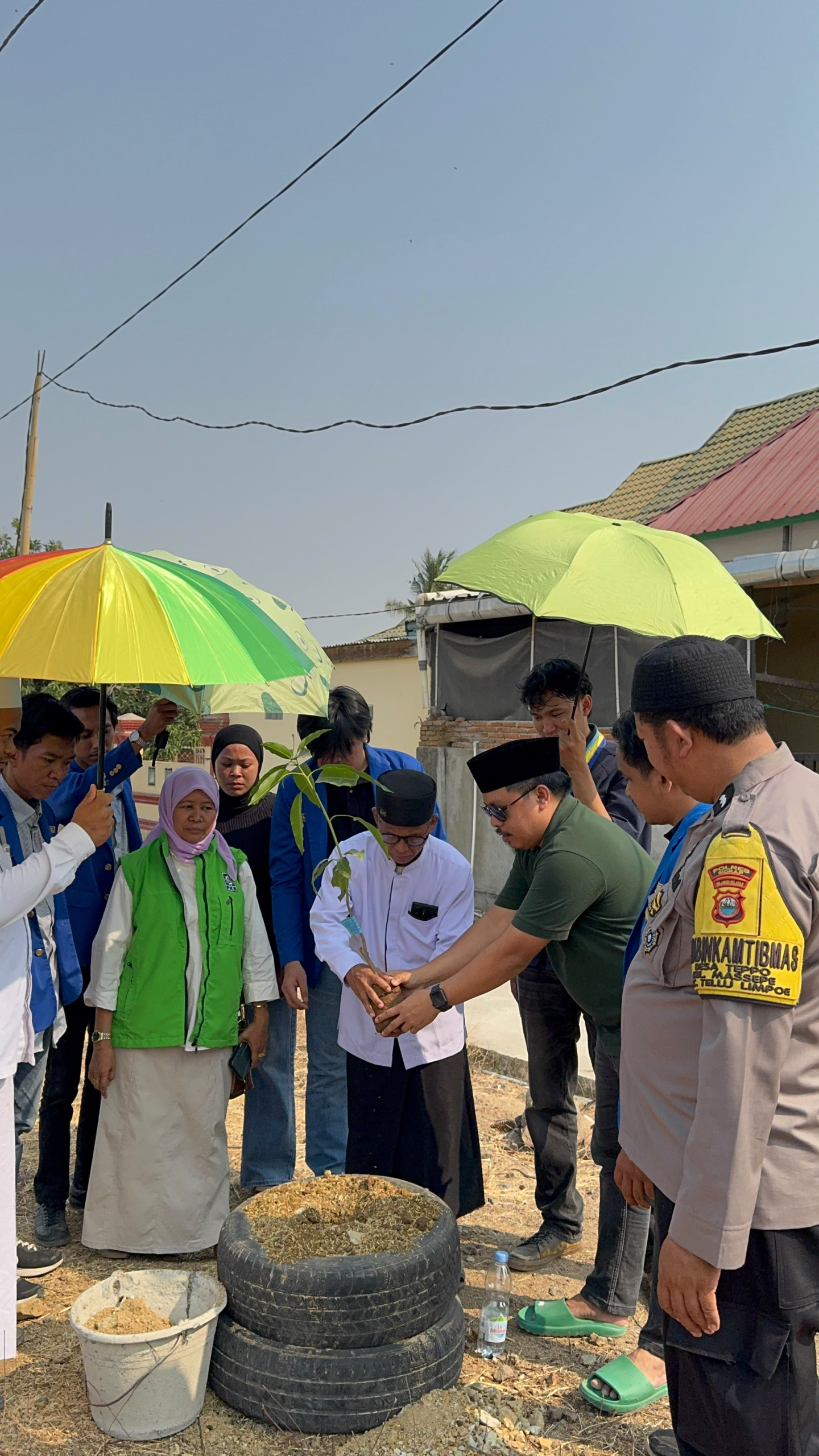 Momentum Hari Santri, PKB Sidrap dan PMII Gelar Gerakan Penghijauan di Pesantren